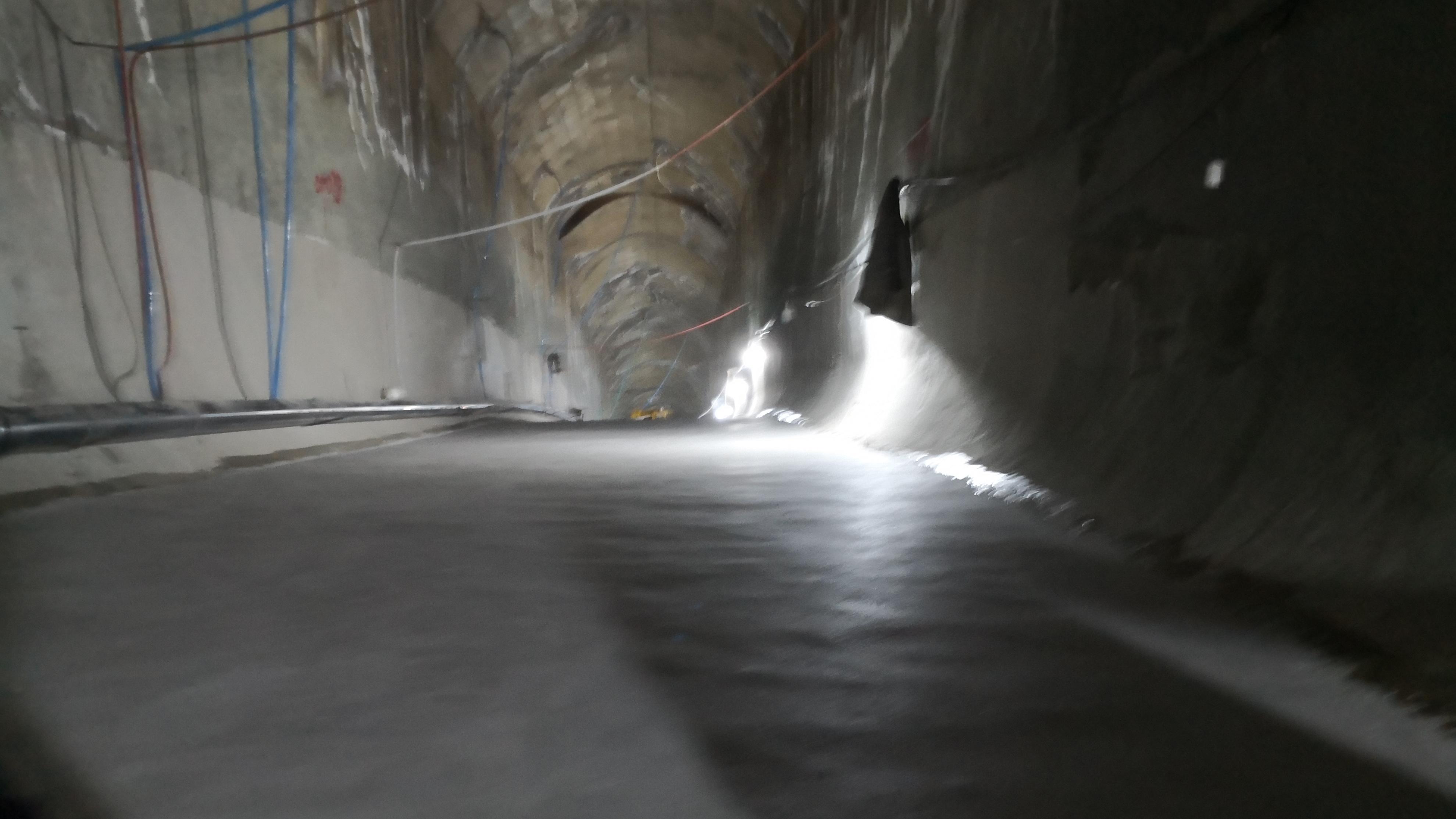 吉音水利枢纽工程底孔泄洪洞底板、边墙及混凝土面板涂层修复工程