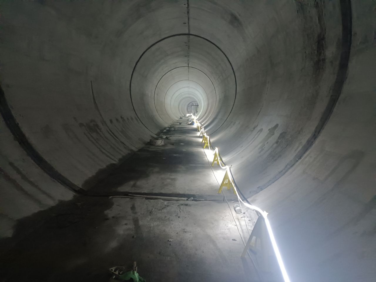 800%断裂伸长率 30年长效守护：水工聚氨酯密封胶破解伸缩缝渗漏难题